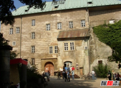 世界十大闹鬼城堡,捷克豪斯卡城堡惊现半人